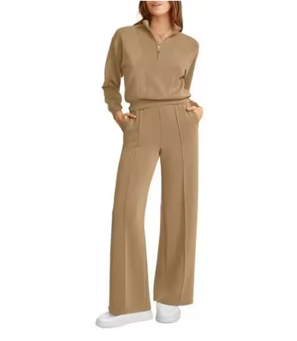 Mulher usando conjunto Royal Comfort coral: blusa meio-zip e calça wide leg de moletom premium, visual elegante e confortável com mãos nos bolsos.
