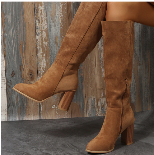 Bota feminina de camurça sintética Elegance, cano alto e salto grosso estável, mostrada nas cores marrom e preta, ideal para looks elegantes de inverno.
