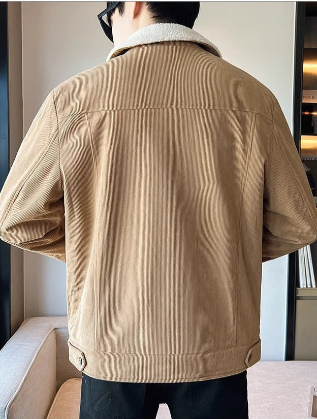 Jaqueta Yukon Fleece masculina com gola em pele sintética e forro flanelado, perfeita para looks de inverno, garante estilo e aquecimento.

