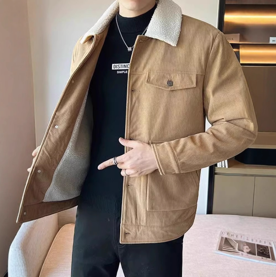Jaqueta Yukon Fleece masculina com gola em pele sintética e forro flanelado, perfeita para looks de inverno, garante estilo e aquecimento.

