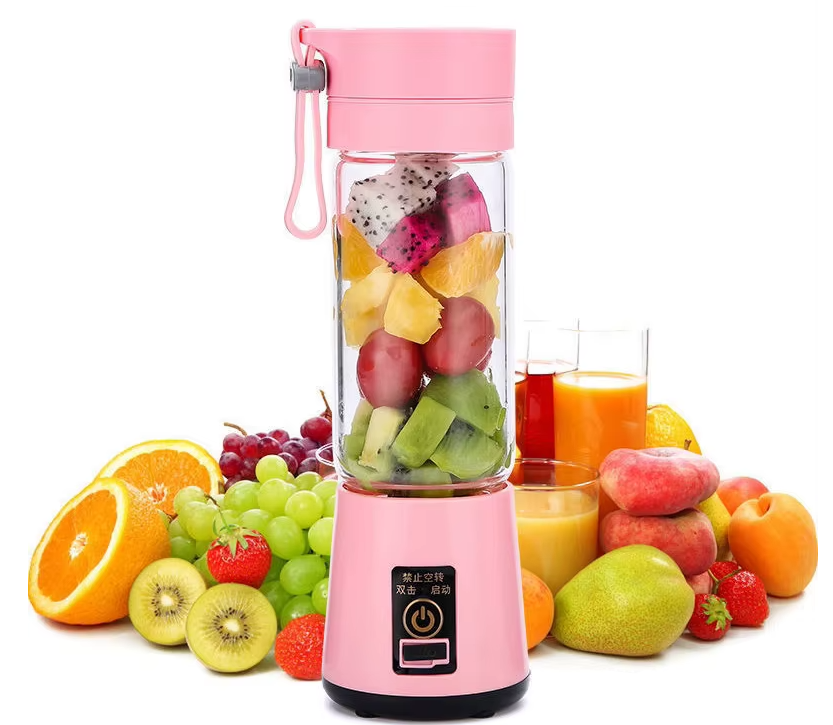 Mini liquidificador portátil JuicyGo rosa cheio de frutas coloridas pronto para bater smoothies saudáveis

