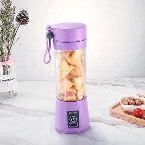 Mini liquidificador portátil JuicyGo rosa cheio de frutas coloridas pronto para bater smoothies saudáveis

